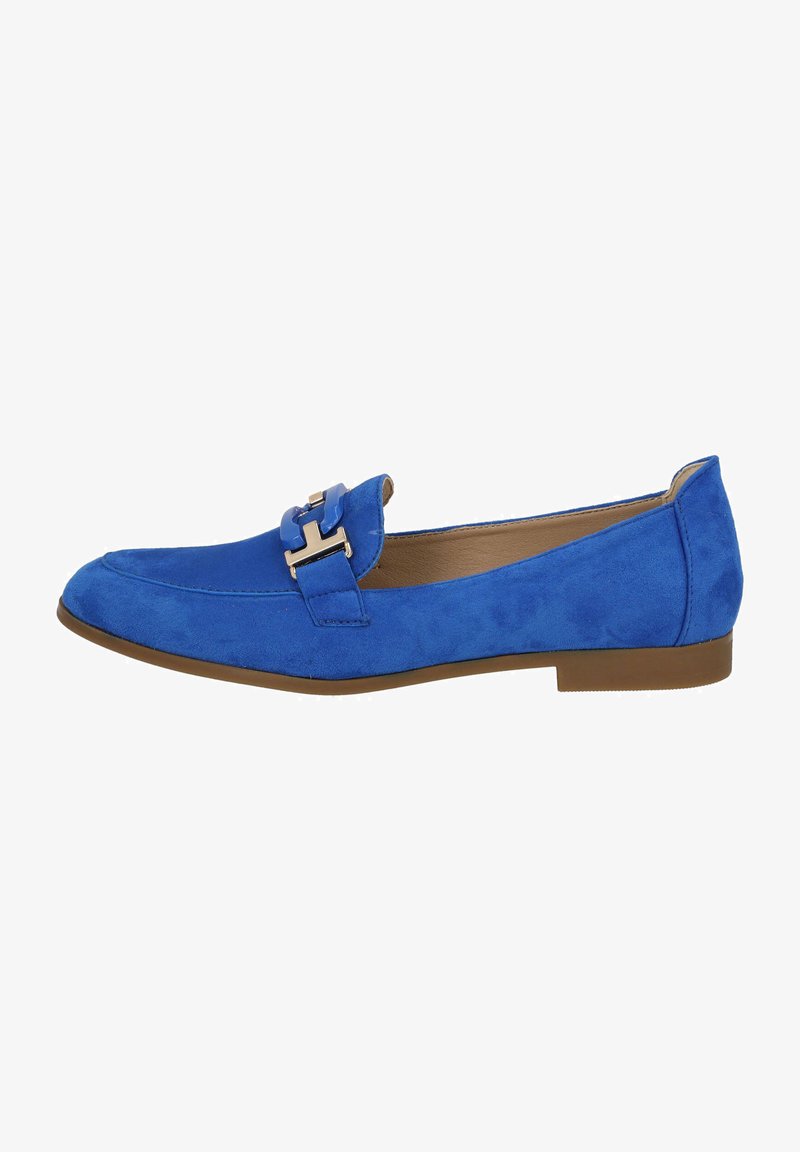Zapato plano de ante azul con punta redondeada, acento decorativo de hebilla y suela de goma marrón baja. Textura suave y diseño aerodinámico.