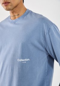 YOURTURN UNISEX - Nyomott mintás póló - washed country blue
