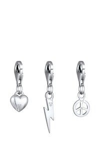 Tre silver 925 berlocker med karbinhakar: ett hjärta, en blixt och en fredssymbol, arrangerade sida vid sida.