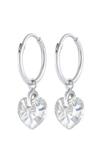 Sølv hoops ørestikker med en klar hjerteformet krystal dråbe, der har et facetskåret design og en lille rund accent ovenfor hjertet.