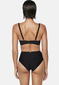 Zwart bikini set met een gestructureerde bralette met verstelbare bandjes en haaksluiting, gecombineerd met hooggesneden, volledig zwarte onderkant.