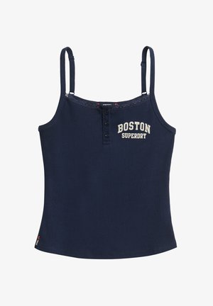 Marineblauwe geribbelde tanktop met verstelbare spaghettibandjes, voorzien van een kantafwerking en een knoopsluiting met vier knopen, en "BOSTON SUPERDRY" in crèmekleurig gedrukt.