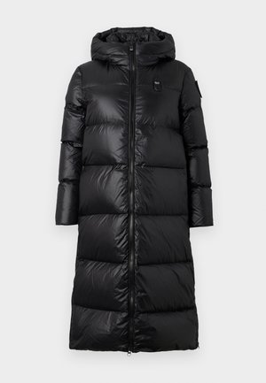 Abrigo acolchado negro con capucha, con cierre de cremallera en la parte frontal, diseño acolchado y textura suave y brillante. Marca minimalista en el pecho.