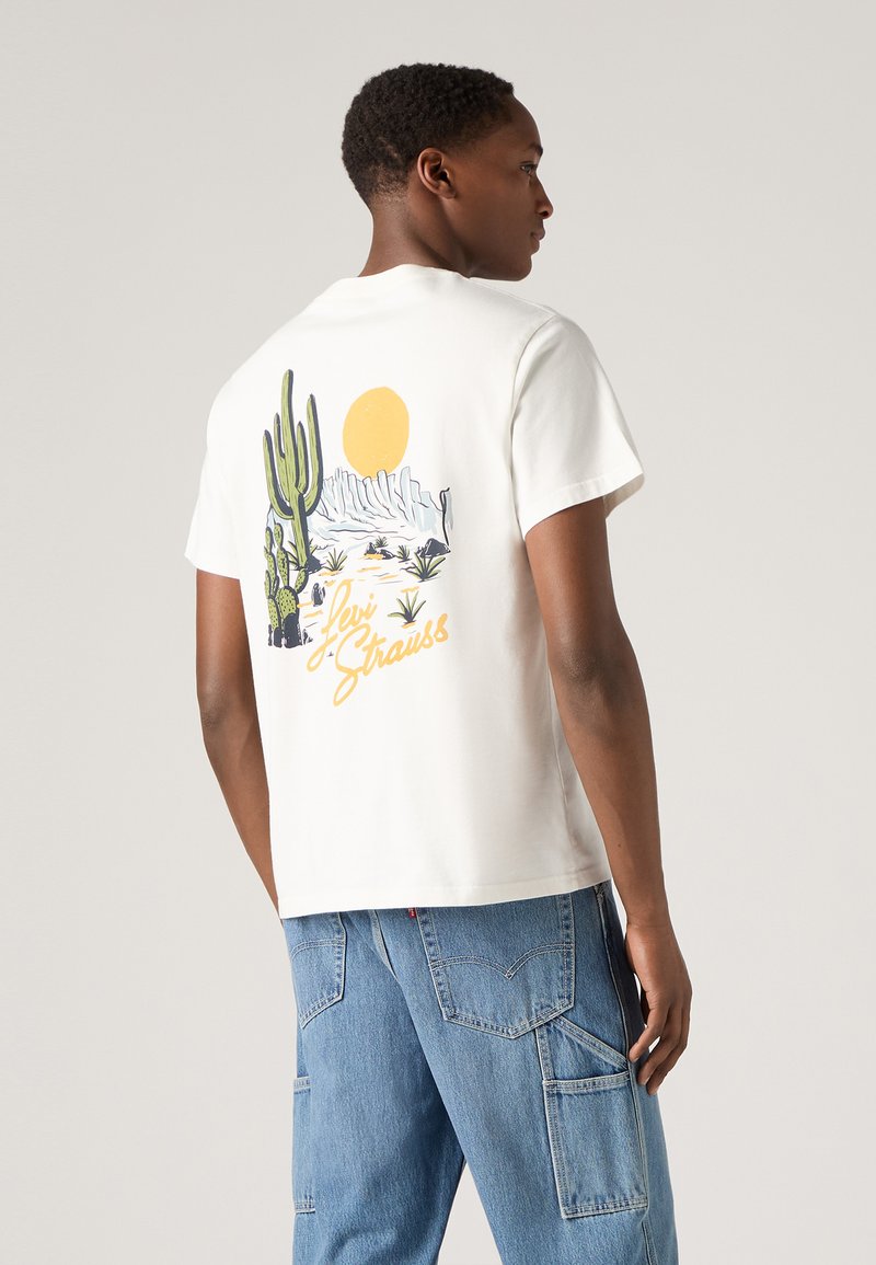 Levi's® RELAXED FIT TEE - Camiseta estampada - bright white
