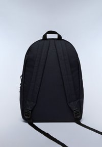 Zaino nero con un tessuto liscio e textured. Presenta spallacci imbottiti, una maniglia superiore e una forma arrotondata per un design minimalista.