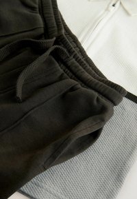 SET - Pantalon de survêtement - grey/white zip