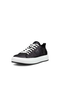 Sneaker in pelle nera con lacci bianchi e suola in gomma. Presenta lati texture e una punta liscia, progettato per l'abbigliamento casual.