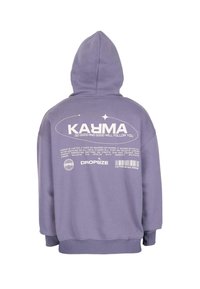 Lila Kapuzenpullover mit hochgezogener Kapuze, weißen Text und Grafiken, einschließlich "KARMA", einem Zitat, einem Globus-Symbol, Barcode und "DROPSIZE" auf der Rückseite.