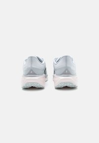 Zapatillas deportivas en malla gris claro con una suela rosa y blanca. Características incluyen un talón texturizado y una marca minimalista en la parte posterior.