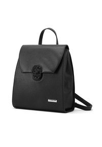 Mochila de cuero negro con una forma estructurada, cierre de solapa magnético, broche decorativo en relieve y correas de hombro ajustables.