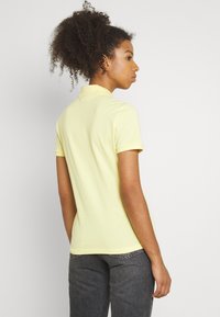 Lacoste Piké - gelb