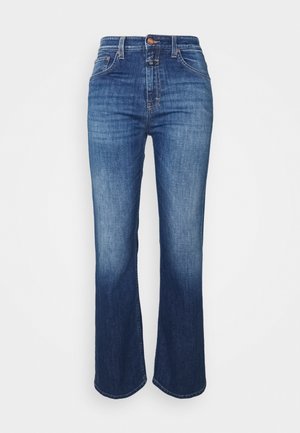 Vaqueros de mezclilla azul oscuro con un diseño de cintura alta y pierna ancha, con un desgastado hacia abajo. Tienen un cierre de botón y bolsillos estándar.