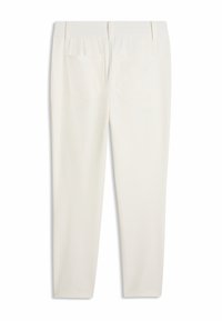 Λευκό στενό παντελόνι με ελαστική ζώνη στη μέση, θηλιές για ζώνη και δύο πίσω τσέπες, εμφανιζόμενο από πίσω.