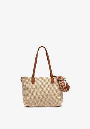 Sac cabas en tissu beige avec poignées en cuir marron et bandoulière en tissu à motifs ajustable sur fond blanc.