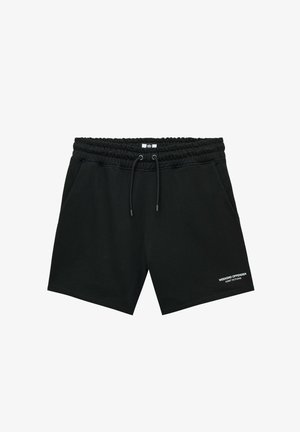 Schwarze Shorts mit elastischem Bund und Kordelzug, Seitentaschen und weißem "Weekend Offender Admit Nothing"-Text am linken Bein.