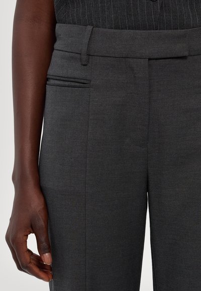 Grijze op maat gemaakte broek van textuurstof, met zijzakken en een gladde tailleband, in een slim fit ontwerp en met een persvouw.