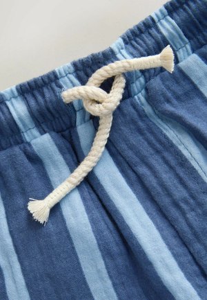 Kék és világoskék csíkos anyag, amelynél a deréknál egy megkötött krémszínű zsinór található, a textúrázott és puha megjelenés jellemzi.