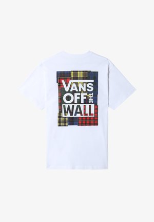 Valkoinen T-paita, jossa on värikäs ruutukuosinen paikka ja suuri "Vans Off The Wall"-logo painettuna selkään.
