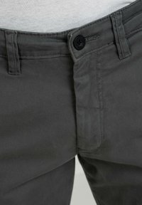 Graue Baumwollhose im geraden Schnitt, mit Knopfverschluss, Gürtelschlaufen und glatter Oberfläche. Minimales Design ohne Muster.