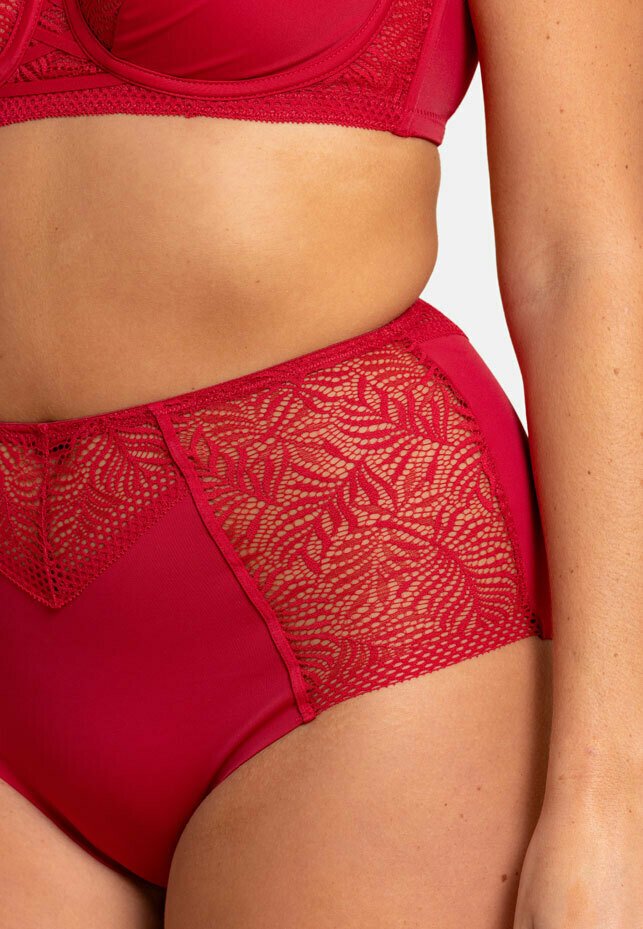 Culotte taille haute rouge avec un panneau en dentelle florale et un tissu lisse. Le design comprend un bord en dentelle à volants et un ajustement confortable.