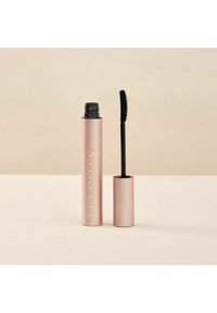 Mascara i ett metalliskt rosa rör med präglad guldtext. Inkluderar en svart applikator med en böjd borstdesign för applicering.