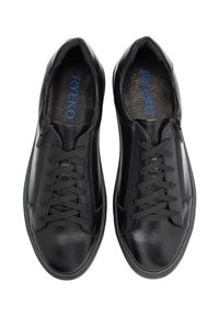 Czarne skórzane sneakersy o gładkiej teksturze, z zapięciem na sznurówki oraz zamkiem błyskawicznym, o zaokrąglonym nosku i prostym designie z niebieskim brandingiem.