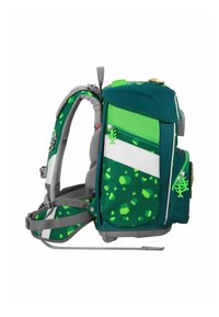 Grüner Rucksack mit strukturiertem Stoff, geometrischen Mustern in verschiedenen Grüntönen, grauen Riemen und dekorativen Reißverschlussanhängern in Form von Echsen.