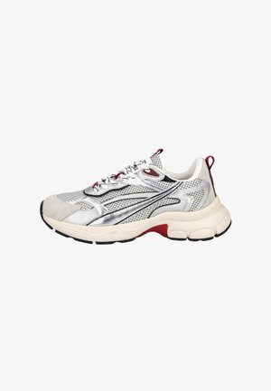 Zapatilla deportiva con parte superior de malla y metálica, con detalles en gris, plata y rojo. Suela gruesa con un patrón texturizado.