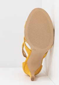 s.Oliver Sandales à talons hauts - yellow