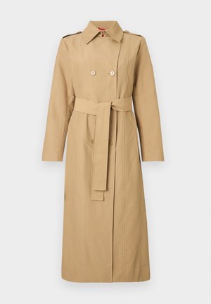 Μακρύ μπεζ παλτό τύπου trench με διπλό κουμπί, ζώνη στη μέση, επιβραδυντικά ώμου και κλασικό γιακά σε απλό φόντο.