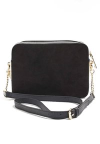 Svart mocka crossbody-väska med guldfärgad hårdvara, rektangulär form och avtagbar rem, med dragkedja och glatt yta.