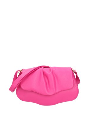 Roze leren handtas met een textuurafwerking, voorzien van een geraffineerd ontwerp, golvende randen en een verstelbare schouderband. Details in goudkleurig metaal.