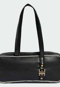 Czarna torba typu tote z ekologicznej skóry o wyraźnej strukturze, z białą lamówką i złotym logo. Posiada dwie czarne rączki do noszenia.