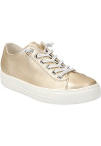 Goldfarbene metallische Sneaker mit einem glatten Lederobermaterial, weißer Gummisohle und flachen Schnürsenkeln, die durch metallische Ösen gefädelt sind.