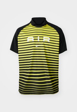 Cămașă sport cu mânecă scurtă și guler înalt, de culoare neagră și galbenă neon. Are dungi orizontale, logo-ul alb "AIR" și un accent cu swoosh-ul Nike.