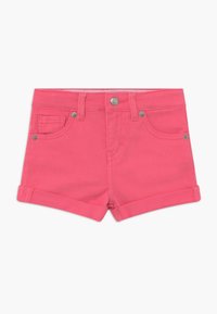Růžové džínsové šortky s ohrnutými lemy, předními kapsami a kovovým zapínáním na knoflík. Hladká textura a jednobarevný design.