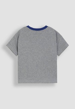 Graues Baumwoll-T-Shirt mit kurzen Ärmeln und einem blauen Ripp-Ausschnitt. Weicher Stoff, lässiges Design und bequeme Passform.
