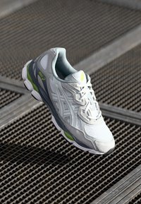 ASICS SportStyle GEL NYC UNISEX - Sneaker low - white/glacier grey
