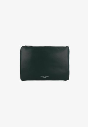 Bolsa de piel de color verde oscuro con una textura suave, forma rectangular y cremallera en la parte superior. Presenta el logotipo de la marca en plata embosado en la parte inferior.