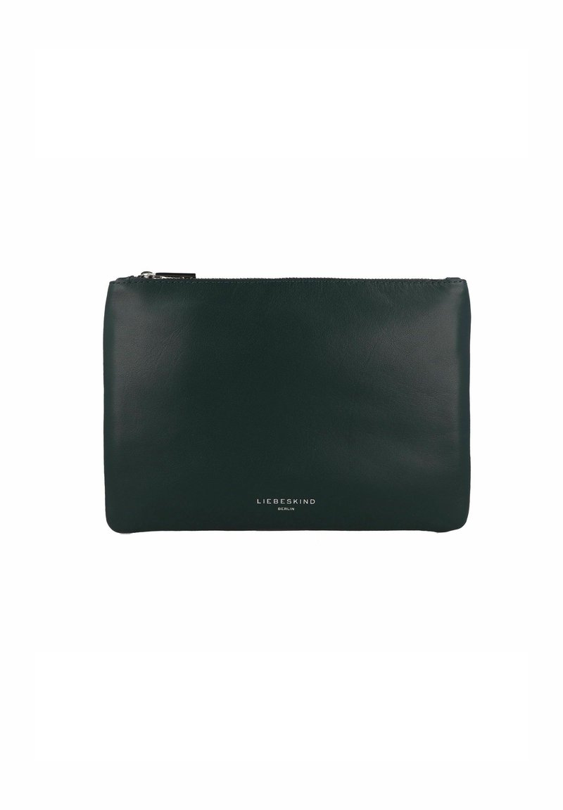 Ciemnozielona skórzana saszetka o gładkiej fakturze, prostokątnym kształcie i górnym zamkiem błyskawicznym. Posiada wytłoczone logo marki w kolorze srebrnym na dole.