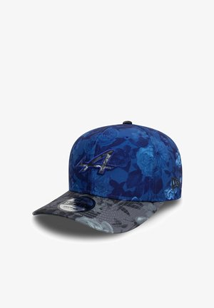 Czapka ma niebieską koronkę z kwiatowym wzorem oraz ciemny kwiatowy daszek. Z przodu znajduje się błyszczące logo, a z tyłu regulowane zapięcie na zatrzask.