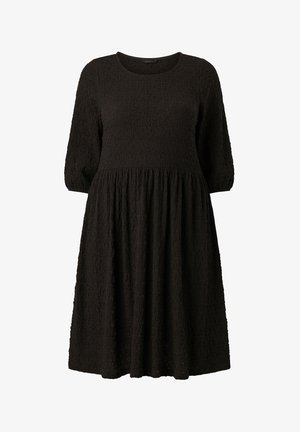 Schwarzes, strukturiertes Kleid mit einem runden Ausschnitt und Dreiviertelärmeln. Ausgestellter Rock mit gerafftem Stoff an der Taille.