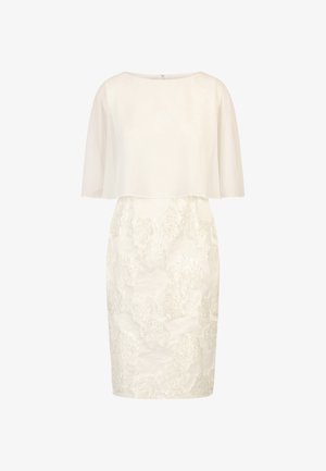 Robe blanche avec des manches courtes en cape, design texturé floral et silhouette ajustée. Tissu lisse avec un éclat subtil, style à longueur de genoux.