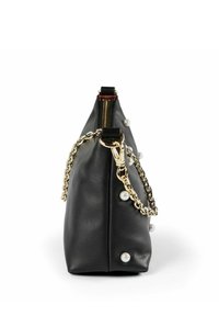 Borsa a mano in pelle nera con tracolla a catena dorata e decorazioni di perle bianche, mostrata di lato con cerniera visibile nella parte superiore.