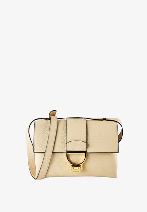 Bolso bandolera de cuero beige texturizado con correa ajustable y cierre con broche de metal dorado en la solapa frontal.