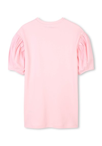 T-shirt rose clair avec des manches courtes bouffantes, dotée d'un col rond et d'un tissu doux et lisse. Conception simple sans motifs supplémentaires.