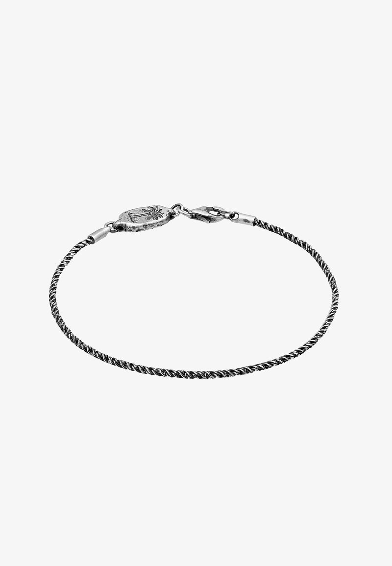 Bracciale in filo d'argento intrecciato con una chiusura ovale incisa. Presenta una texture liscia e un design minimalista, adatto per un uso quotidiano.
