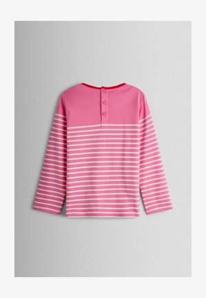 Pikad varrukadega pluus roosas värvitoonis, horisontaalsete valgete triipudega. Disainis on ümar kaelus punase äärega ja kolm nööpi seljatüki peal.