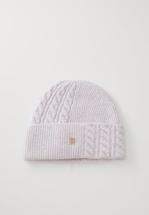 Berretto di lana violetto chiaro a maglia con texture a coste e design a treccia. Presenta un piccolo logo dorato sul risvolto.