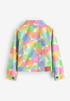 Kurzärmlige Jeansjacke mit mehrfarbigen Herzmustern. Mit blauem Kragen, Fronttaschen und einem Markenschild im unteren Rückenbereich.